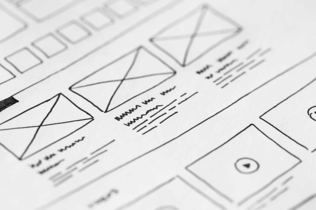 Handgezeichnete Skizze eines Website-Layouts als Grundlage der Planung