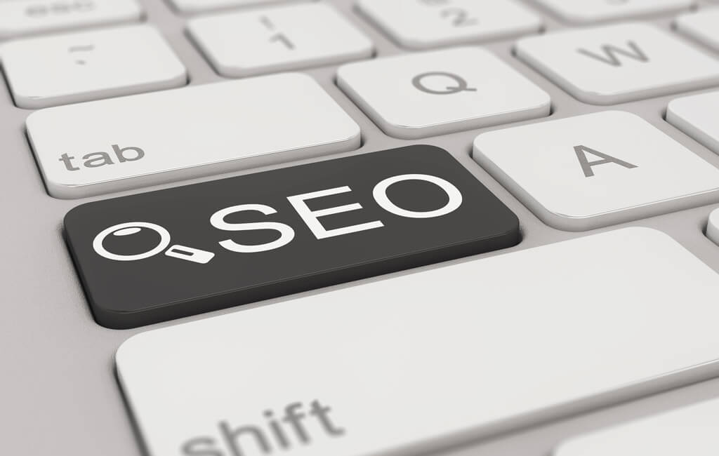 Tastatur mit SEO-Taste als Symbol für Suchmaschinenoptimierung